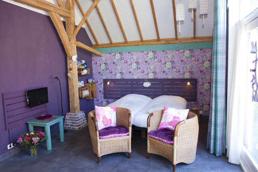 Kamer met rieten stoelen