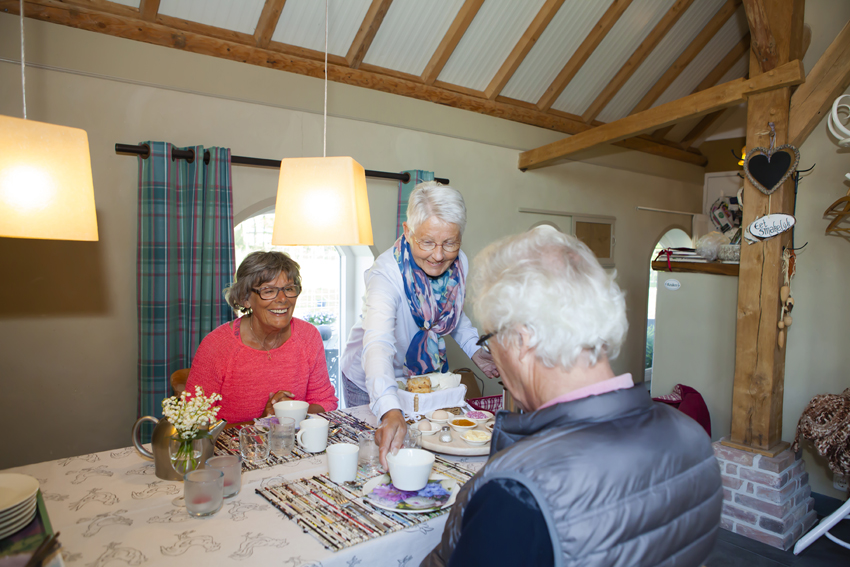 Ontbijt aan tafel in het appartement