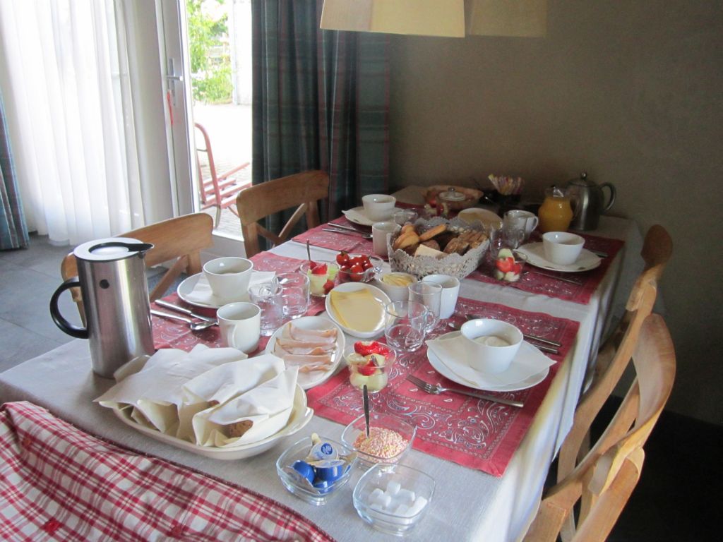 Gedekte ontbijttafel